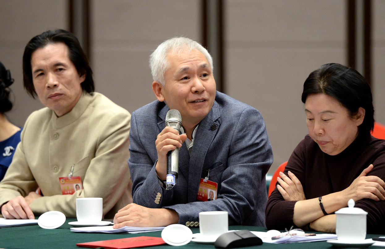 白十源委員（中）在專題協商議政會暨委員聯組討論現場發言