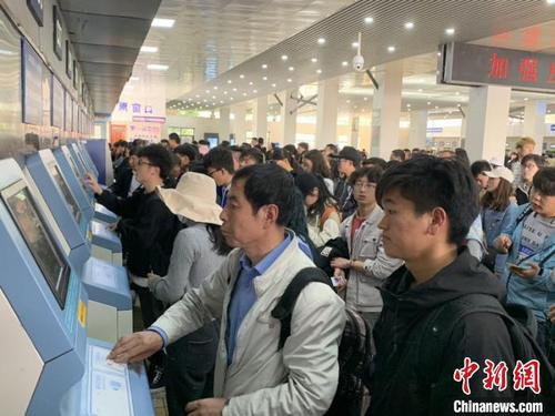 乘客在排隊購票。　陳暢 攝