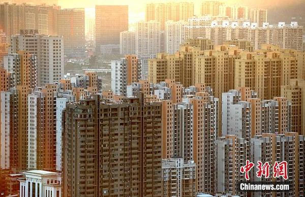 12月16日，中國國家統(tǒng)計局發(fā)布的數(shù)據(jù)顯示，2019年1—11月份，全國房地產(chǎn)開發(fā)投資121265億元人民幣，同比增長10.2%，增速比1—10月份回落0.1個百分點。圖為福建省龍巖市區(qū)一處房地產(chǎn)樓盤。<a target='_blank' href='http://www.chinanews.com/'>中新社</a>記者 張斌 攝
