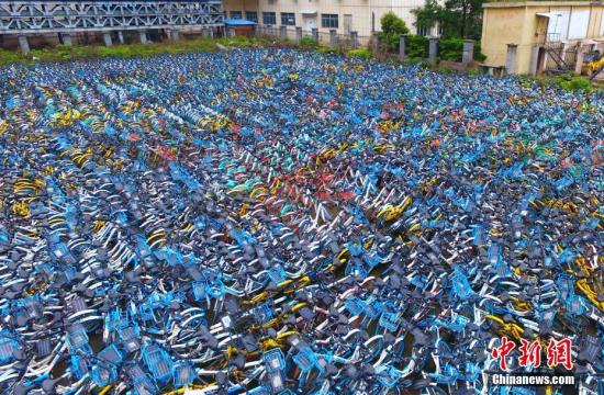 4月4日，航拍江西南昌一共享單車集中停放點(diǎn)，紅、藍(lán)、黃、綠等各種顏色、各類品牌的共享單車，密密麻麻地排列在一起，場面十分壯觀。隨著共享單車數(shù)量的猛增，出現(xiàn)了亂停亂放、影響交通秩序，存在安全隱患等問題。這些城市的廢舊共享單車集中停放點(diǎn)，有人把它形象地叫做“共享單車墳場”。劉占昆 攝