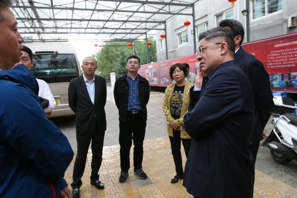 圖為劉富勇陪北京市委統(tǒng)戰(zhàn)部副部長(zhǎng)、工商聯(lián)黨組書記趙玉金赴拉薩市及當(dāng)雄縣進(jìn)行考察