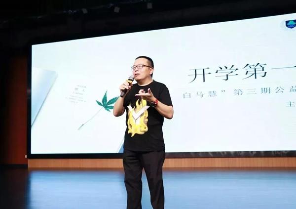 由網(wǎng)絡(luò)作家管平潮牽頭的中國網(wǎng)絡(luò)作家村政協(xié)委員會客廳，坐落于風(fēng)景秀麗的杭州白馬湖畔，集合了一批網(wǎng)絡(luò)文學(xué)的從業(yè)者。我們通過請進(jìn)來，走出去，開展了豐富多彩、富含行業(yè)特色、注重實(shí)效的活動。
