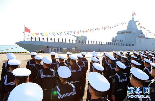 1月12日，中國(guó)人民解放軍海軍055型驅(qū)逐艦首艦?zāi)喜灇w建入列儀式在青島某軍港碼頭舉行。 新華社發(fā)（李唐 攝）