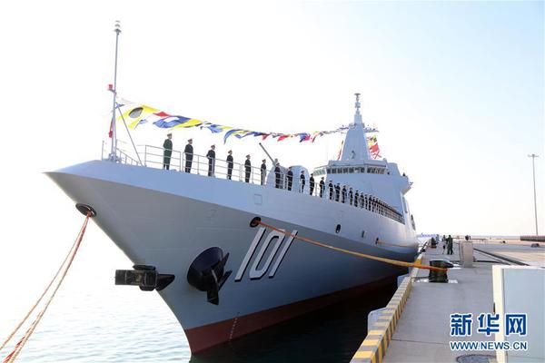 　1月12日，南昌艦官兵在入列儀式前分區(qū)列隊(duì)。 當(dāng)日，中國(guó)人民解放軍海軍055型驅(qū)逐艦首艦?zāi)喜灇w建入列儀式在青島某軍港碼頭舉行。 新華社發(fā)（李唐 攝）