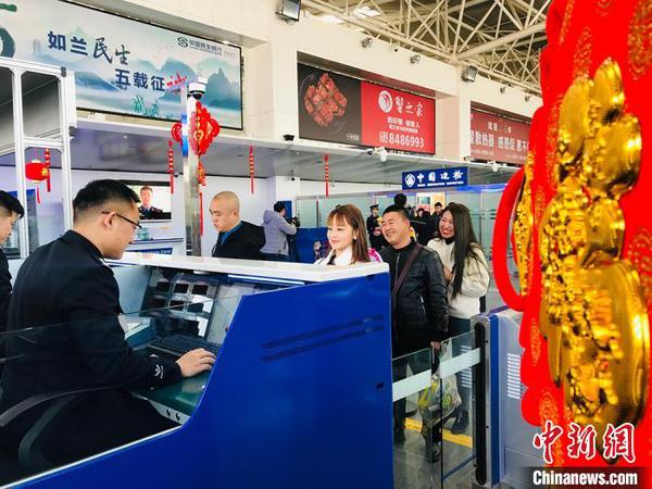在蘭州中川國際機場的民眾排隊等候驗證?！“瑧c龍 攝