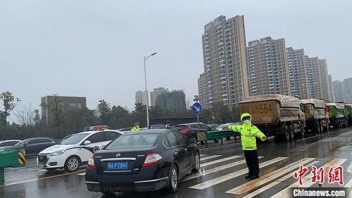 警察為工程建設保駕護航。高雷 攝