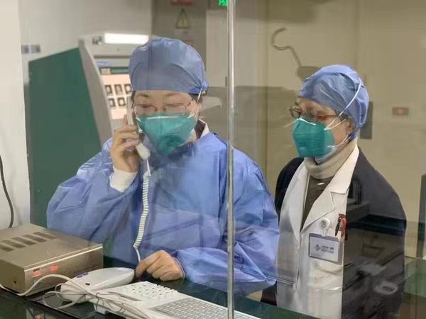 2、社員季蘊辛（左），大年初一第一時間給所有隔離病人進行了心理疏導