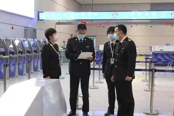3、社員施惠祥(右一)，嚴把寧波口岸傳染病輸入輸出關