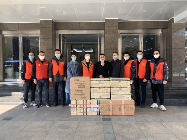 2 鄒華委員召集區內青年企業家募捐、采購醫護用品捐往一線。