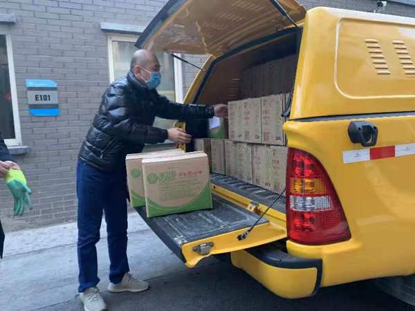 劉富勇委員向東城區捐贈50箱消毒液