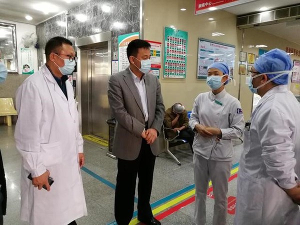 周津明（左二）靠前指揮，到防控疫情一線檢查指導