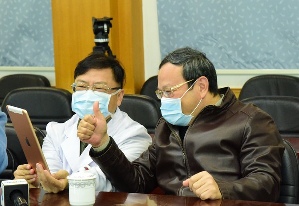 李宇明（左）陪同劉毅市長通過視頻連線慰問市中心醫院全體醫務人員(趙可義攝)