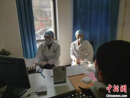 圖為戰(zhàn)“疫”中，堅守在崗位的醫(yī)護(hù)工作者。　楊佳佳 攝