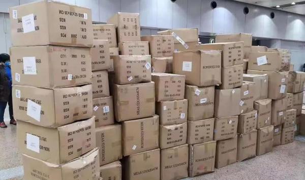 行動四-民革企業(yè)家郝澤忠聯(lián)合海航集團、北京海關等多方齊心協(xié)力協(xié)調(diào)俄羅斯華人籌集捐贈的首批30萬只口罩正式轉(zhuǎn)交受贈方。