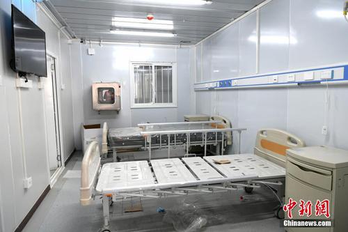 據武漢市城鄉建設局官方微信消息，經過十晝夜的奮戰，2月6日，武漢市城建局會同市衛健委組織雷神山醫院項目代建方地產集團、承建方中建三局開展雷神山醫院驗收工作并逐步移交。一組圖片帶你速覽雷神山醫院內部場景。圖為武漢雷神山醫院病房內景。中新社記者 安源 攝