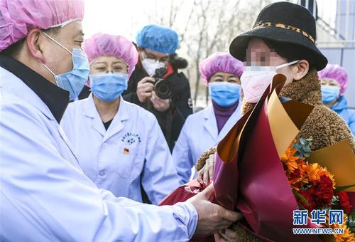 　　2月11日，在位于烏魯木齊市的新疆維吾爾自治區(qū)傳染病醫(yī)院，醫(yī)護人員為一名治愈患者送上鮮花并祝福。 當日，新疆首批3名新冠肺炎患者治愈出院，其中1人曾為重癥患者。這是自1月23日新疆首次出現(xiàn)確診病例以來首批治愈病例。 新華社記者 王菲 攝