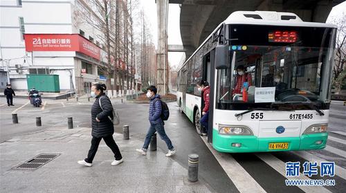 2月11日，武漢市公交集團公司的“疫情應急專車”運送超市員工到達目的地。 新華社記者 王毓國 攝