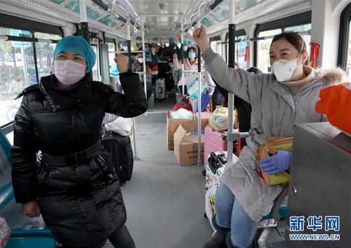 2月11日，華潤武鋼總醫院的醫務人員坐上武漢市公交集團公司“疫情應急專車”后集體高呼“加油”，與醫院同事告別，奔赴抗疫一線——方艙醫院。 新華社記者 王毓國 攝