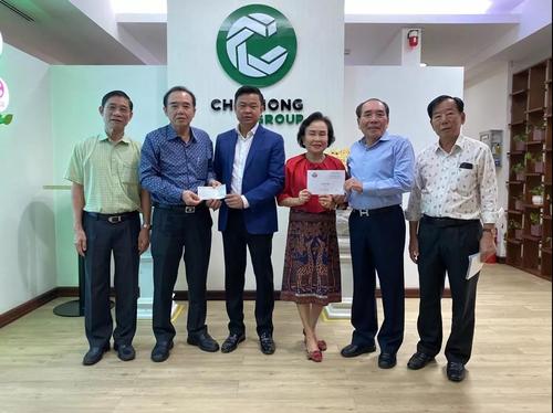 柬埔寨僑領(lǐng)鄭源來(lái)勛爵(右二)給廣西捐款5萬(wàn)元人民幣,圖為銀行匯款照片。 柬埔寨僑領(lǐng)鄭源來(lái)勛爵(右二)給廣西捐款5萬(wàn)元人民幣,圖為銀行匯款照片。