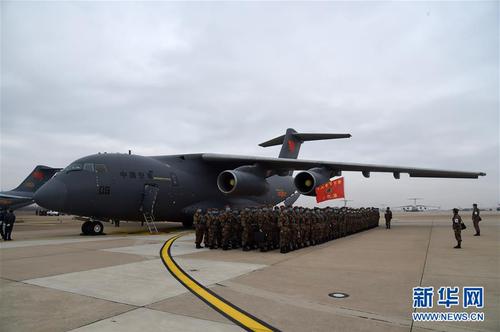 　2月13日，一批增援武漢的軍隊醫護人員乘坐國產運-20運輸機抵達武漢天河機場。新華社記者 黎云 攝