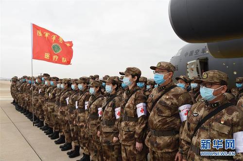 　2月13日，一批增援武漢的軍隊醫護人員抵達武漢天河機場。新華社記者 黎云 攝