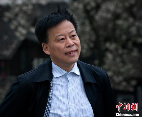 當代知名作家、詩人黃亞洲?！∈茉L者提供 攝