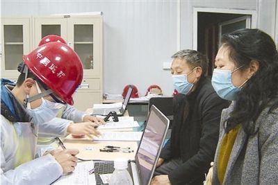 圖為老肖夫婦到達(dá)工地后辦理手續(xù)。