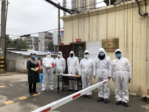 圖為紀娟麗的同學杜立波（右一）和同事在社區做抗疫服務。