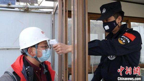 圖為考古工作人員上崗前接受體溫檢測?！＄娦?攝