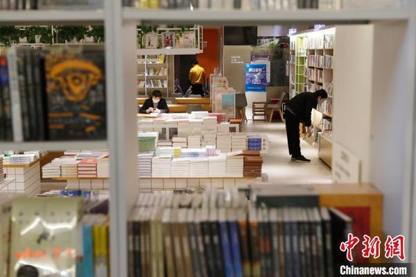 市民戴著口罩在書店挑選書籍。　殷立勤 攝