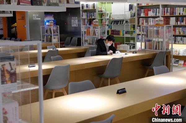 市民戴著口罩在書店閱讀。　殷立勤 攝