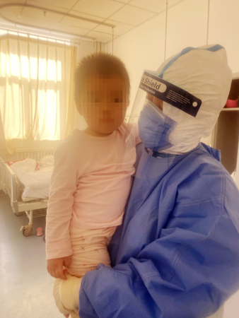護士  郭會敏和病房里的小寶寶
