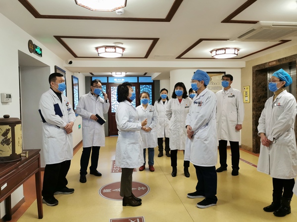 耿嘉瑋院長帶隊到內科病房督導病區防控工作
