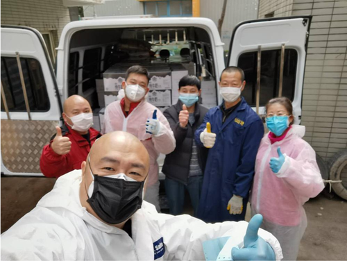 志愿者范艷霞（2排右1）、范艷霞的先生瞿皓（2排右2），瞿先生在范女士的帶動下，第一時間也加入志愿者工作