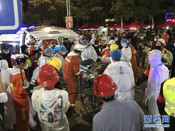 　3月9日晚，救援人員將獲救的母親轉運上救護車。 新華社記者 林善傳 攝