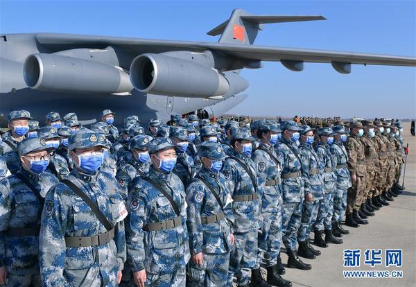 3 2月17日，載有軍隊支援湖北醫(yī)療隊的運輸機降落武漢。這是剛下飛機的醫(yī)療隊員在停機坪上列隊集結(jié)。 新華社記者 李賀 攝