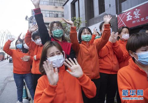 3月17日，在武漢市武昌區，江西醫療隊員送別青海醫療隊員。青海醫療隊當日返程，兩家醫療隊在同一個駐地也在同一個方艙共事，結下了深厚的感情。 當日，承擔方艙醫院醫療救治任務的援鄂醫療隊陸續開始撤離。 新華社記者 才揚 攝