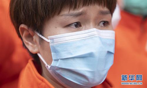3月17日，在武漢市武昌區駐地，一名江西醫療隊員在送別青海醫療隊時熱淚盈眶。青海醫療隊當日返程，兩家醫療隊在同一個駐地也在同一個方艙共事，結下了深厚的感情。 當日，承擔方艙醫院醫療救治任務的援鄂醫療隊陸續開始撤離。 新華社記者 才揚 攝