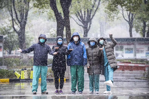 一天工作結束，患者病情好轉，回程的路上遇漫天大雪，隊員們充滿喜悅（左一為唐子人）