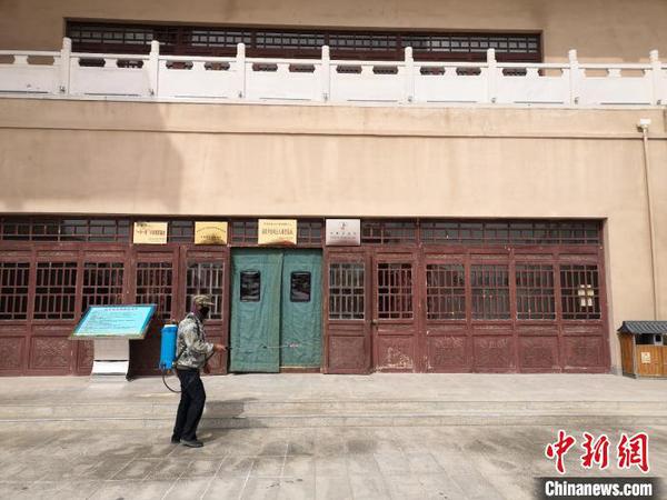 圖為工作人員在草圣故里文化產業園景區內消毒。　魏金龍 攝
