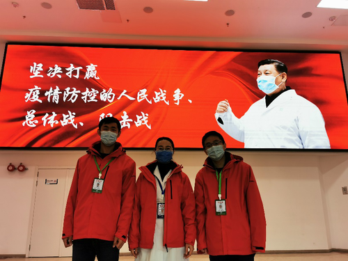 潘偉剛（右）、孟繁強（左）和北京安定醫(yī)院小湯山醫(yī)療隊隊長李曉虹（中） 受訪者供圖