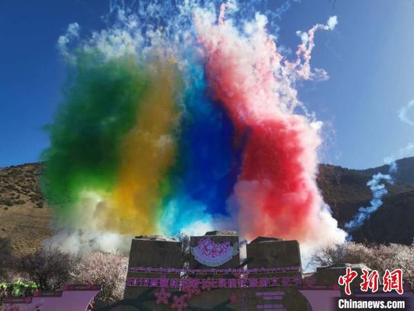 圖為林芝桃花節開幕場景，2019年3月29日，林芝第十七屆桃花旅游文化節在巴宜區開幕(資料圖)。　張偉 攝