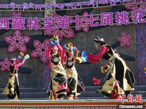 圖為林芝桃花節開幕場景，2019年3月29日，林芝第十七屆桃花旅游文化節在巴宜區開幕(資料圖)。　張偉 攝
