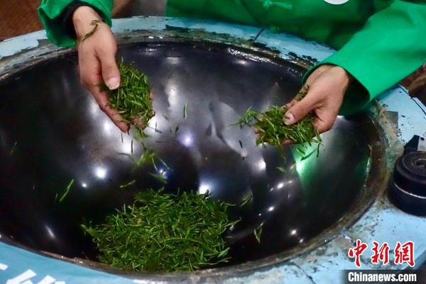 2020年西湖龍井茶炒茶王大賽現場?！″X晨菲 攝