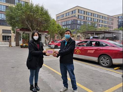 公司領導送上獎勵金