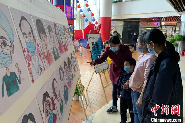 市民現(xiàn)場(chǎng)觀展。　李佩珊 攝
