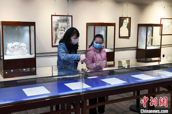 由福建省畫院原院長、一級美術師郭東健創作的抗疫題材線描組畫藝術作品，吸引觀眾目光。　記者劉可耕 攝