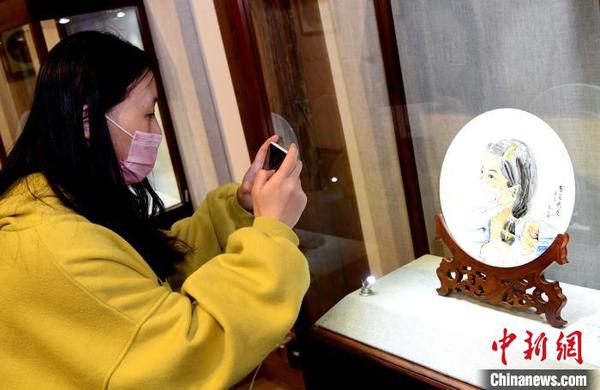 參展陶瓷作品《最美逆行者》吸引觀眾眼球，　記者劉可耕 攝