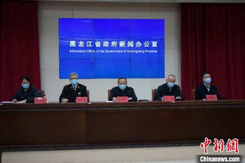 綏芬河口岸境外輸入疫情管控情況新聞發(fā)布會現(xiàn)場。黑龍江省政府新聞辦供圖