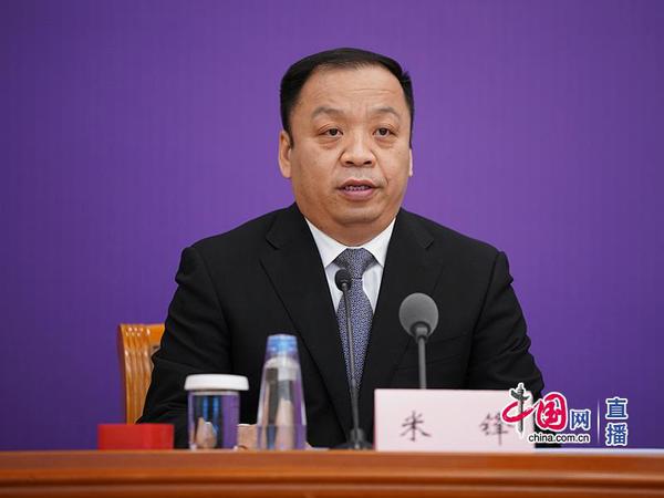 國家衛生健康委新聞發言人、宣傳司副司長米鋒主持發布會